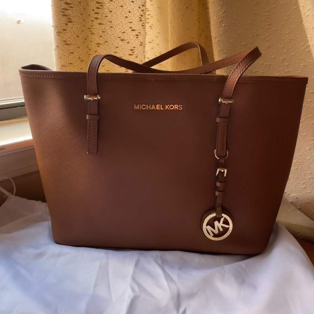 Michael Kors Jet Set Saffiano Travel Bucket Tote Bag Purse Brown Gold Dust Bag